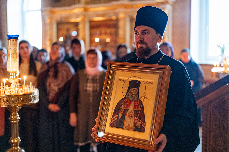 Вечерня с чтением акафиста Страстям Христовым в Александро-Невском храме города Видное
